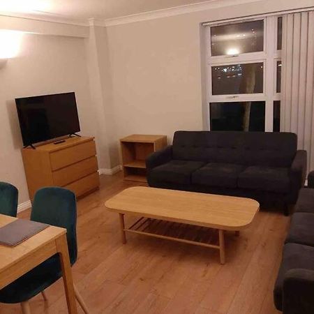 Modern Two Bed Flat In Canada Water Close To Transport Apartman London Kültér fotó
