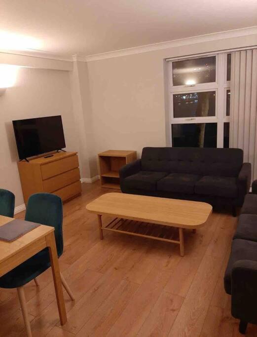 Modern Two Bed Flat In Canada Water Close To Transport Apartman London Kültér fotó